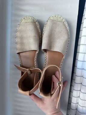 Ana Corina Women’s Size 8.5 Beige Tan close toed with crochet rope accent sandal